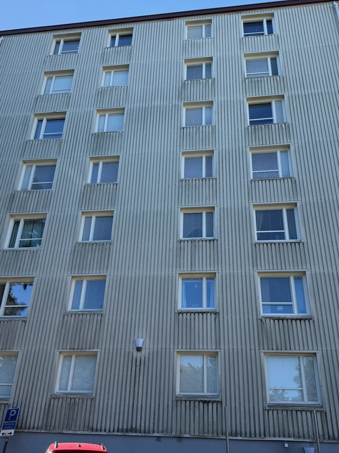 Familjebostäders plåtfasad i Solna före fasadtvätt